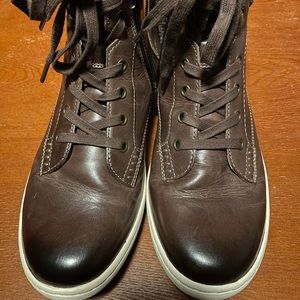 Lightly worn Taos Respect boots size 9